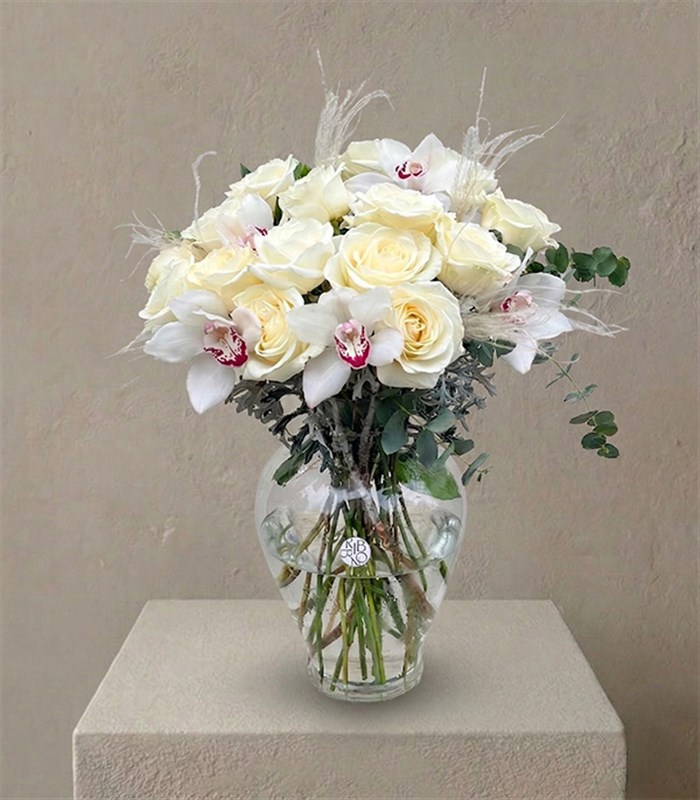 Saf Aşk Cam Vazoda Beyaz Gül Cymbidium Orkide Aranjmanı