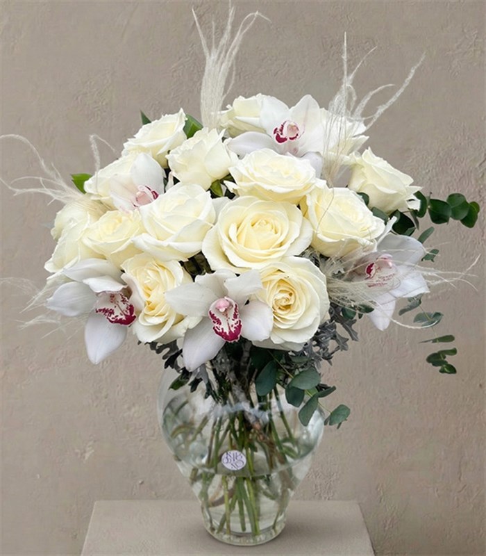 Saf Aşk Cam Vazoda Beyaz Gül Cymbidium Orkide Aranjmanı