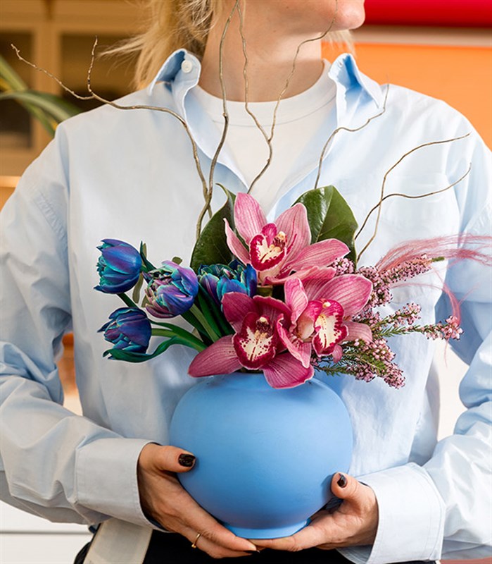 Joelle Mavi Seramik Vazoda Cymbidium Orkide Galaksi Lale Aranjmanı