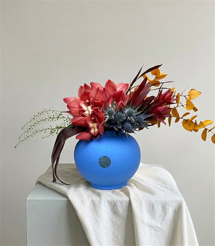 Milena Mavi Seramik Vazoda Turuncu Cymbidium Orkide Conebushes Aranjmanı