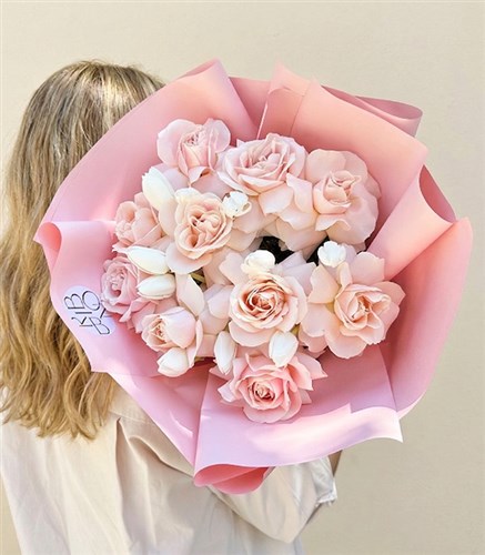 Summer Romance Deluxe Pembe Gül Beyaz Lale Buketi