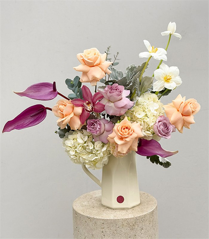 Seramik Krem Sürahi Vazoda Lila Kayısı Gül Ortanca Aranjmanı