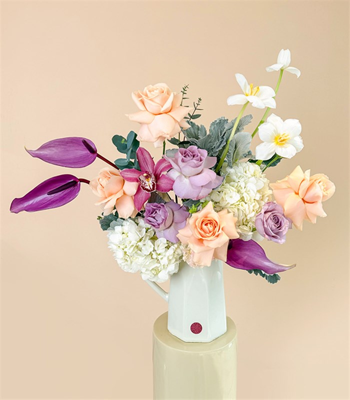 Seramik Krem Sürahi Vazoda Lila Kayısı Gül Ortanca Aranjmanı