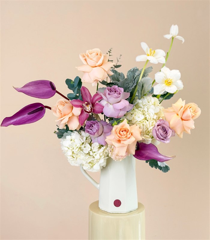 Seramik Krem Sürahi Vazoda Lila Kayısı Gül Ortanca Aranjmanı