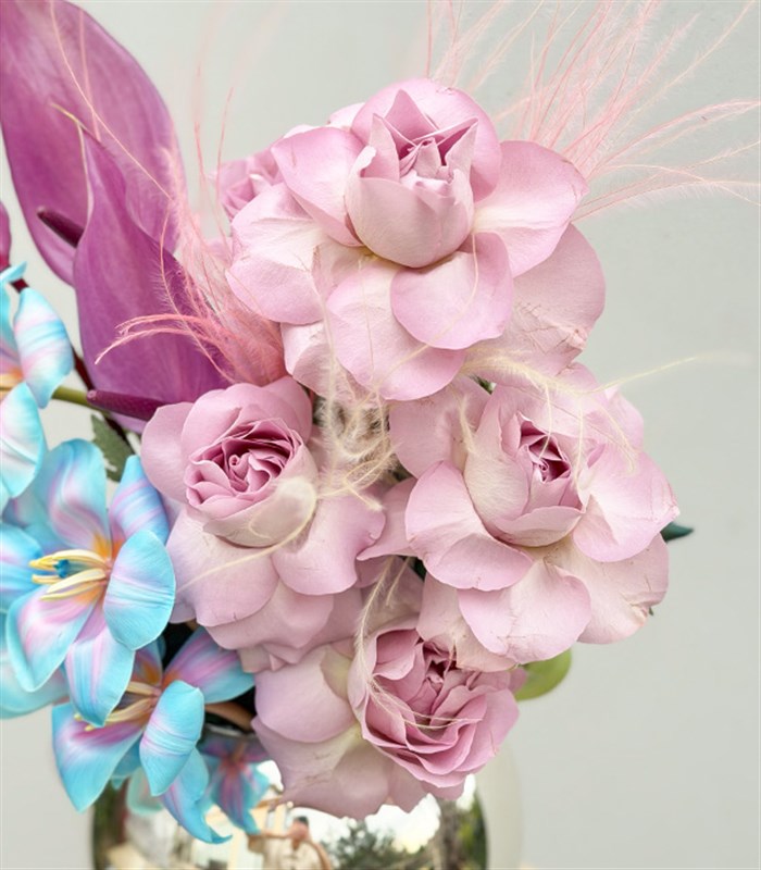 Misty Silver Küre Vazoda Lila Gül Unicorn Lale Aranjmanı