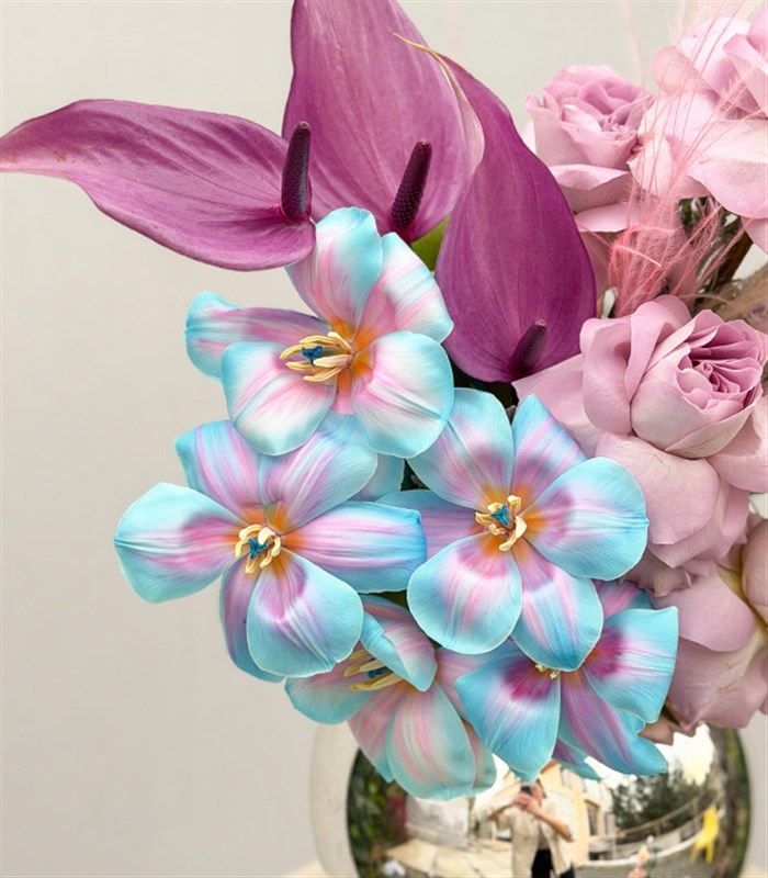 Misty Silver Küre Vazoda Lila Gül Unicorn Lale Aranjmanı