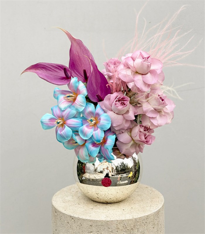 Misty Silver Küre Vazoda Lila Gül Unicorn Lale Aranjmanı