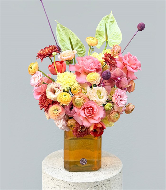 Wonder Turuncu Cam Vazoda Pembe Gül Antoryum Bahar Aranjmanı