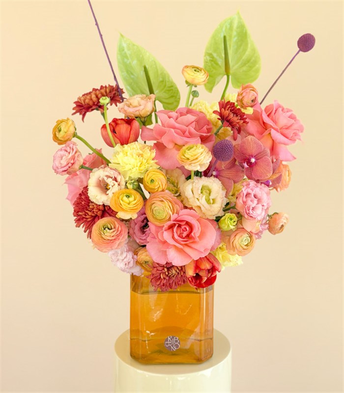 Wonder Turuncu Cam Vazoda Pembe Gül Antoryum Bahar Aranjmanı