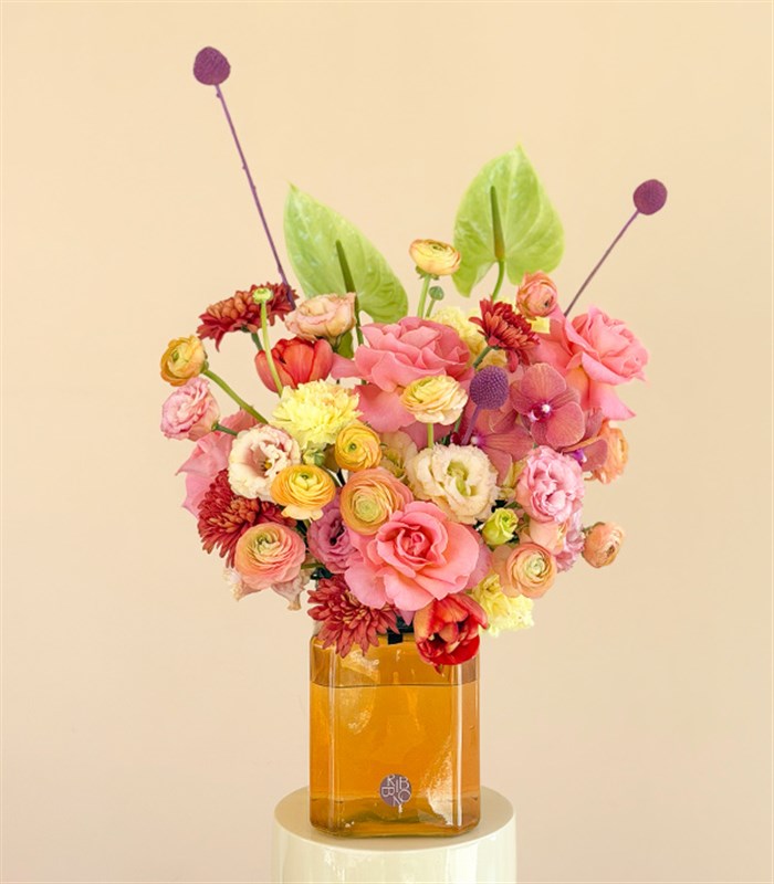 Wonder Turuncu Cam Vazoda Pembe Gül Antoryum Bahar Aranjmanı