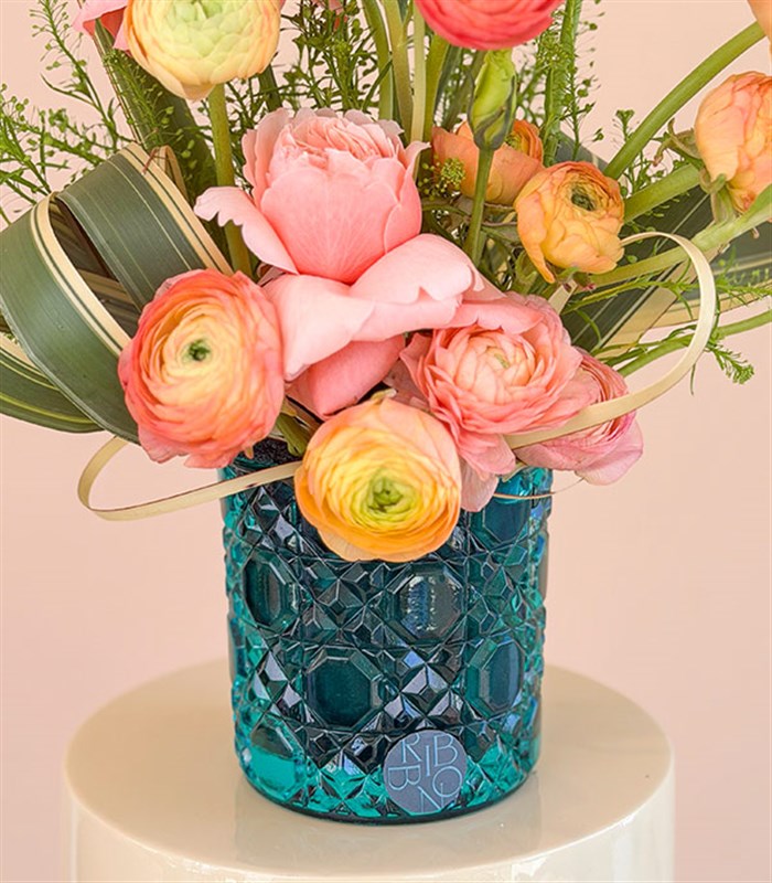 Mavi Kristal Mini Vazoda Bahar Çiçekleri