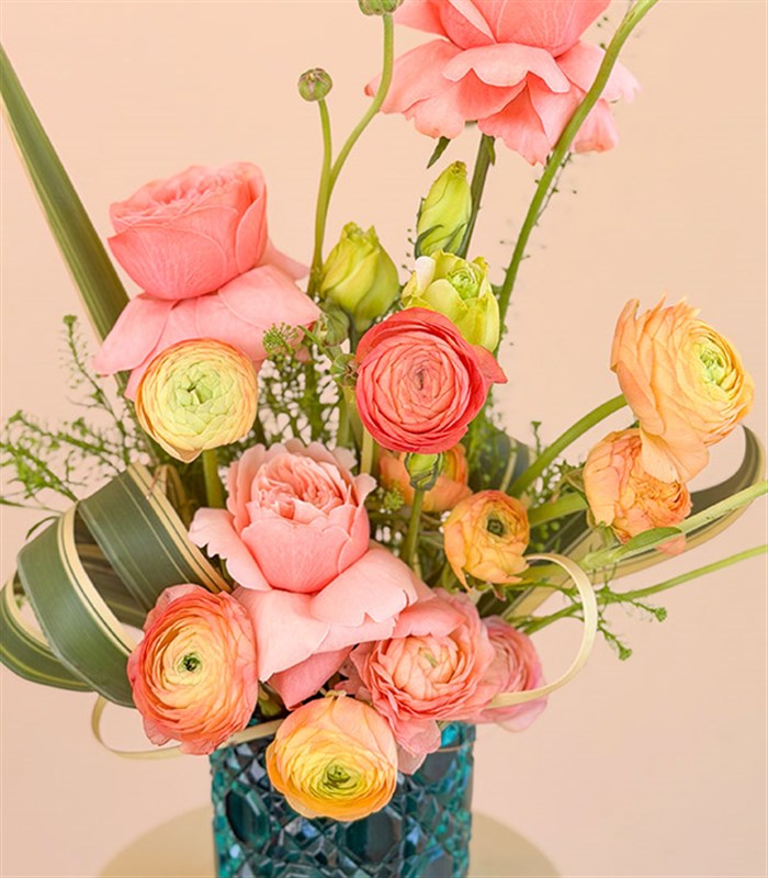 Mavi Kristal Mini Vazoda Bahar Çiçekleri