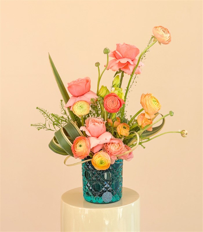 Mavi Kristal Mini Vazoda Bahar Çiçekleri