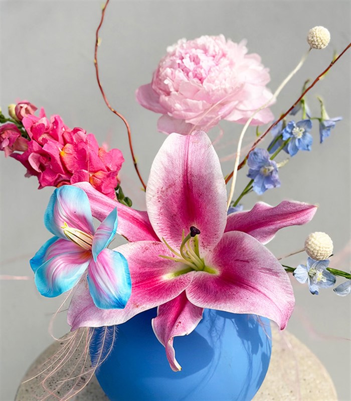 Seraph Mavi Seramik Vazoda Pembe Lilyum Şakayık Anneler Günü Aranjmanı