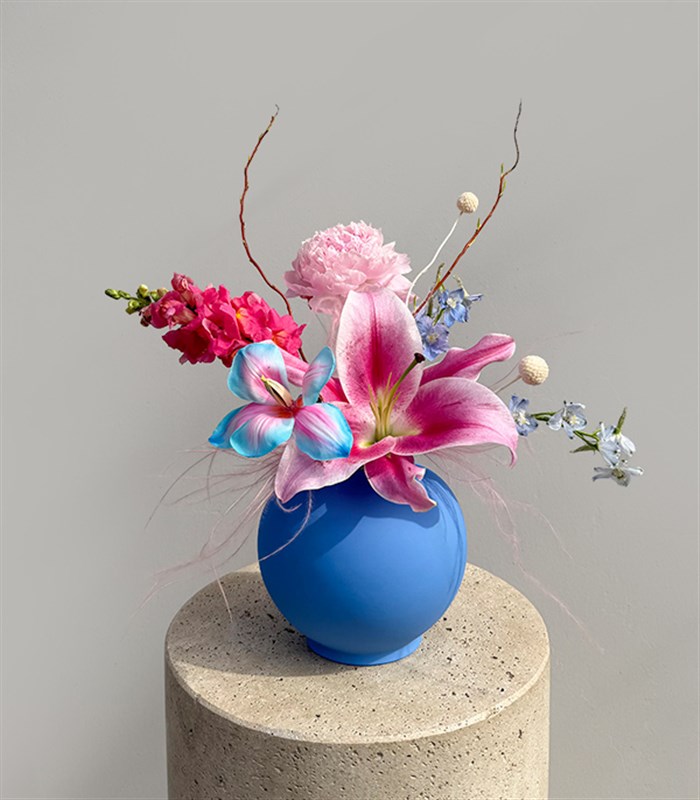 Seraph Mavi Seramik Vazoda Pembe Lilyum Şakayık Anneler Günü Aranjmanı