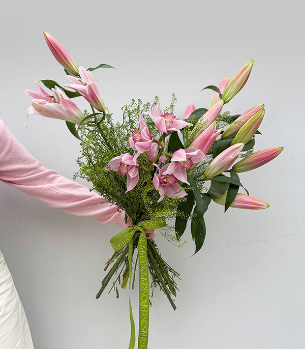 Magnolia Pembe Lilyum Cymbidium Orkide Anneler Günü Buketi
