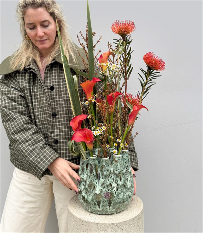 Ikebana Yeşil Özel Seramik Vazoda Turuncu Gala Leucospermum Aranjmanı