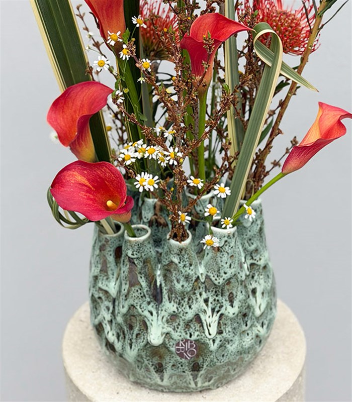 Ikebana Yeşil Özel Seramik Vazoda Turuncu Gala Leucospermum Aranjmanı