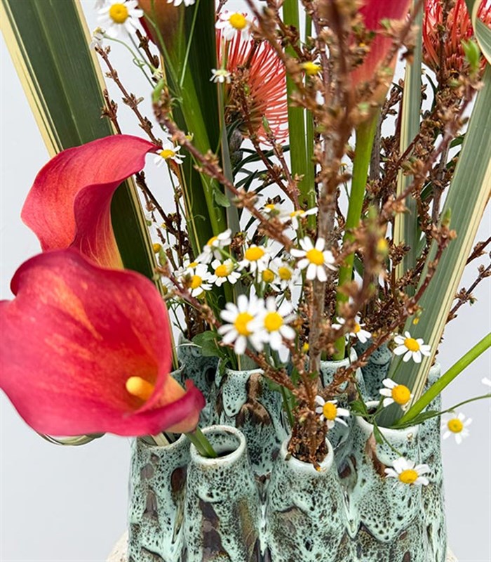 Ikebana Yeşil Özel Seramik Vazoda Turuncu Gala Leucospermum Aranjmanı