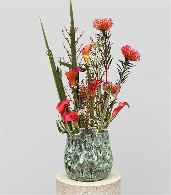 Ikebana Yeşil Özel Seramik Vazoda Turuncu Gala Leucospermum Aranjmanı