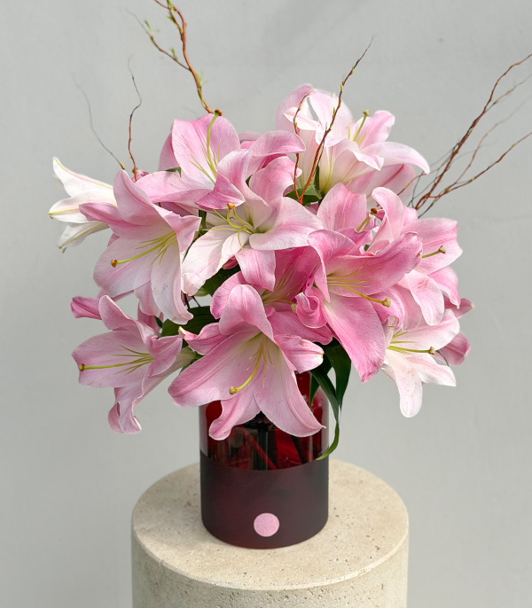Bordo Cam Vazoda Deluxe Lilies Pembe Lilyum Aranjmanı