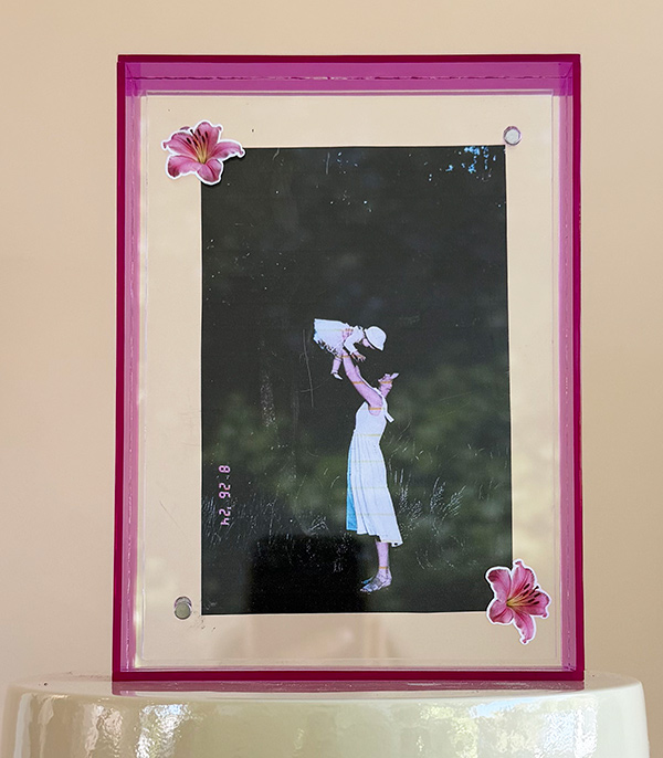 Pembe Pleksi Lilyum Etiketli Fotoğraf Çerçevesi