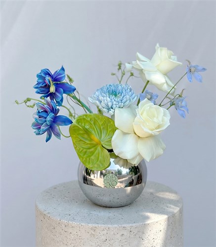 Sirius Galaxy Tulip White Rose Summer Arrangement in Green Mini Vase