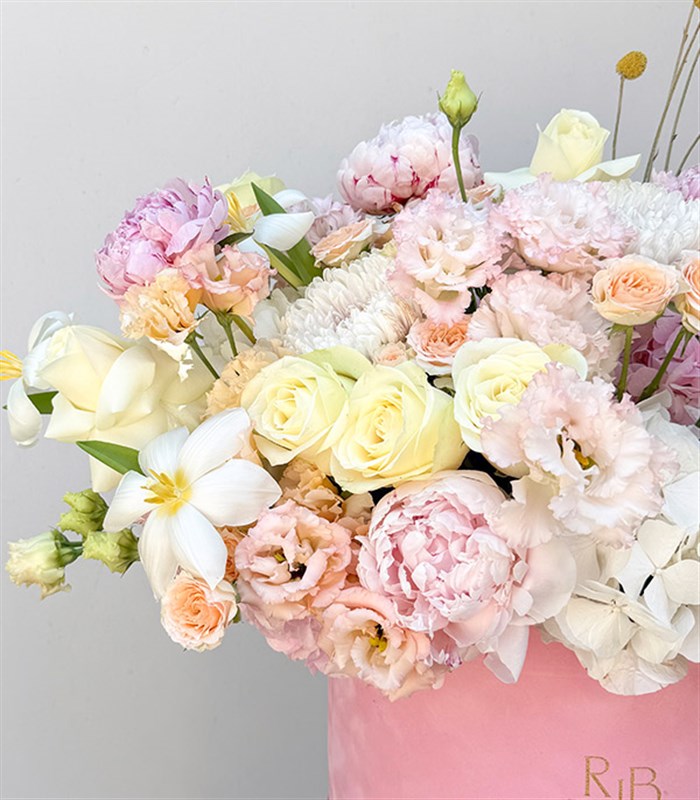 Rose Couture Pembe Grand Kutuda Şakayık Somon Gül Bahar Aranjmanı