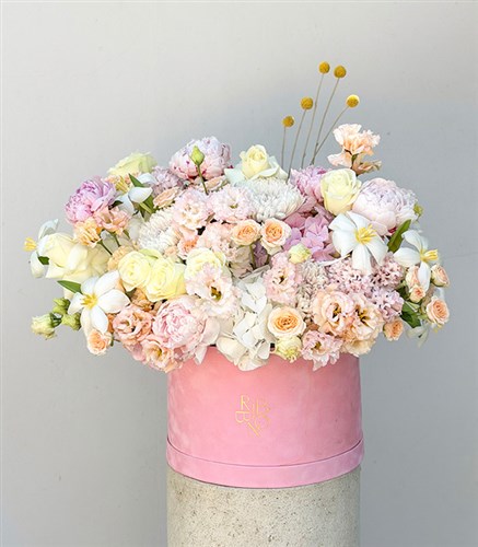 Rose Couture Pembe Grand Kutuda Şakayık Somon Gül Bahar Aranjmanı