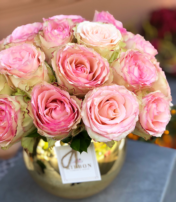 25 Pink Equatorial Roses in Gold Vase