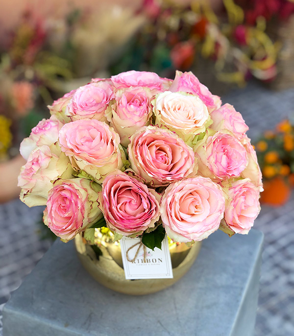 25 Pink Equatorial Roses in Gold Vase