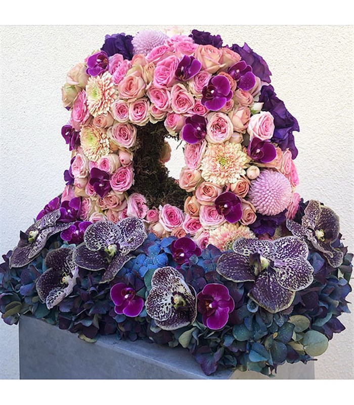 Pembe Dekoratif Kişiye Özel Baş Harf Çiçek Aranjmanı