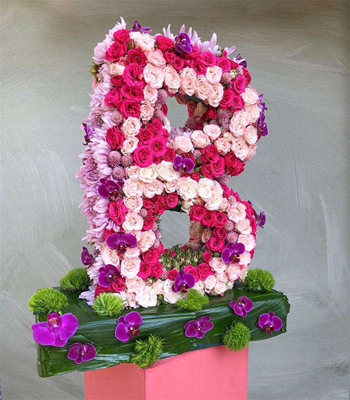 Pembe Dekoratif Kişiye Özel Baş Harf Çiçek Aranjmanı