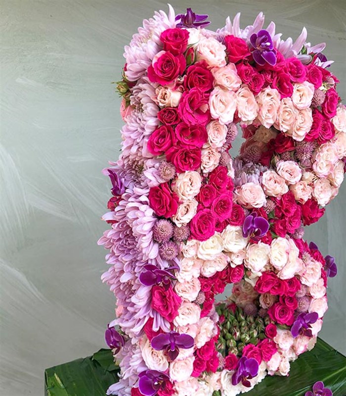 Pembe Dekoratif Kişiye Özel Baş Harf Çiçek Aranjmanı