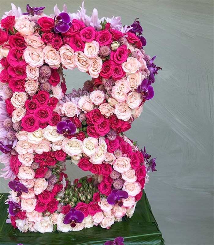 Pembe Dekoratif Kişiye Özel Baş Harf Çiçek Aranjmanı