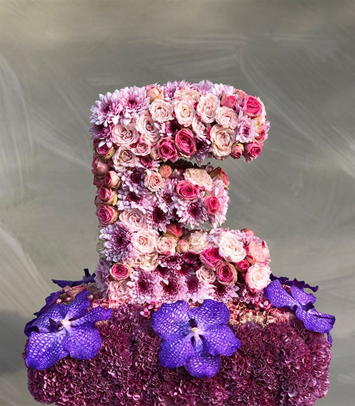 Pembe Dekoratif Kişiye Özel Baş Harf Çiçek Aranjmanı