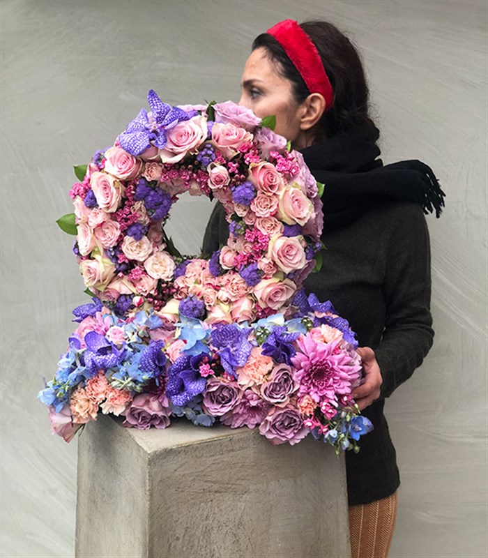 Pembe Dekoratif Kişiye Özel Baş Harf Çiçek Aranjmanı