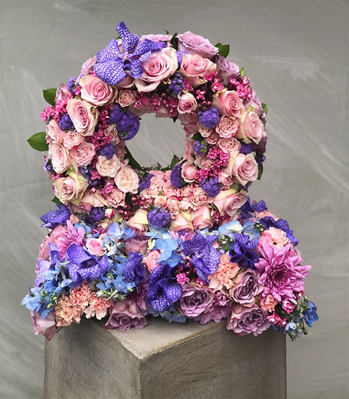 Pembe Dekoratif Kişiye Özel Baş Harf Çiçek Aranjmanı