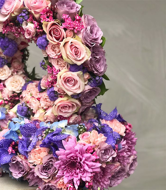 Pembe Dekoratif Kişiye Özel Baş Harf Çiçek Aranjmanı