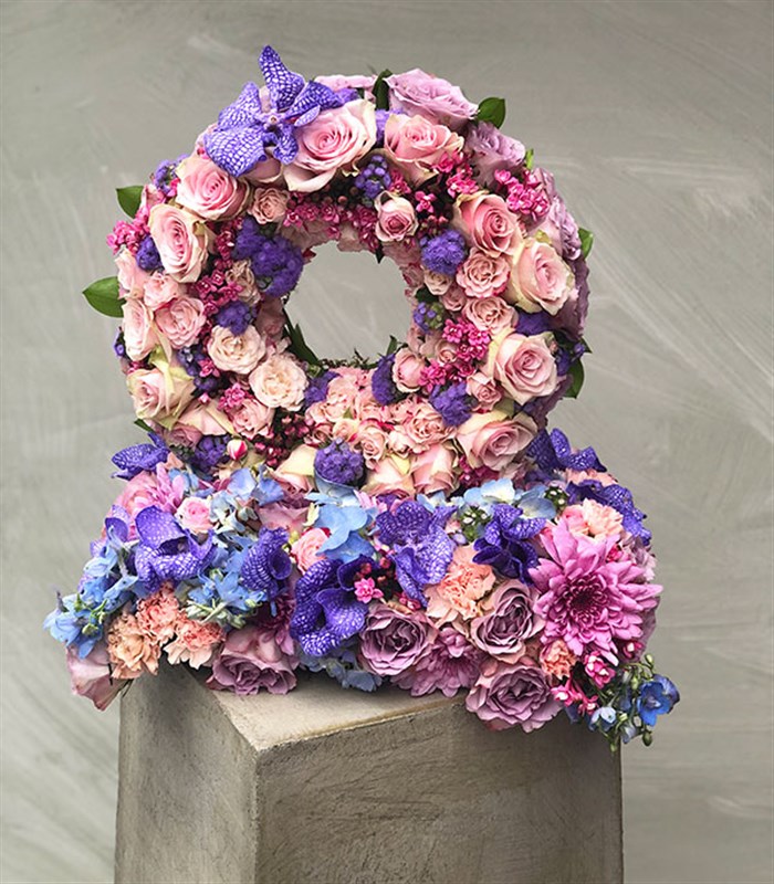 Pembe Dekoratif Kişiye Özel Baş Harf Çiçek Aranjmanı