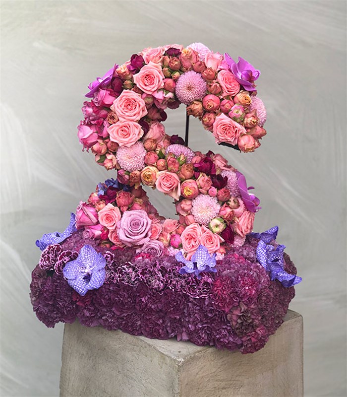 Pembe Dekoratif Kişiye Özel Baş Harf Çiçek Aranjmanı