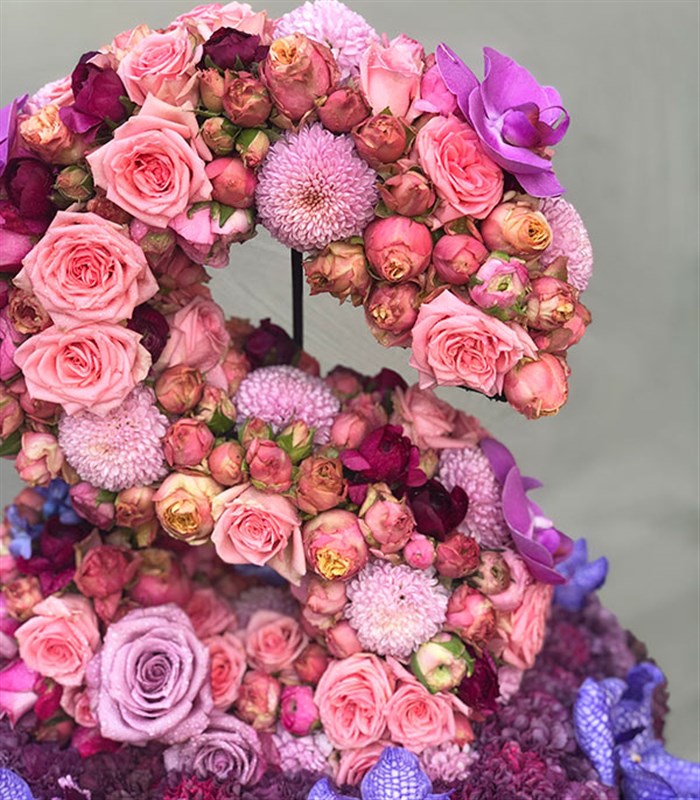 Pembe Dekoratif Kişiye Özel Baş Harf Çiçek Aranjmanı