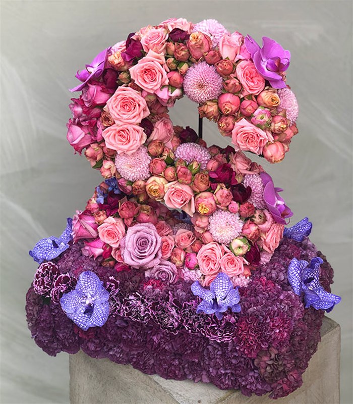 Pembe Dekoratif Kişiye Özel Baş Harf Çiçek Aranjmanı
