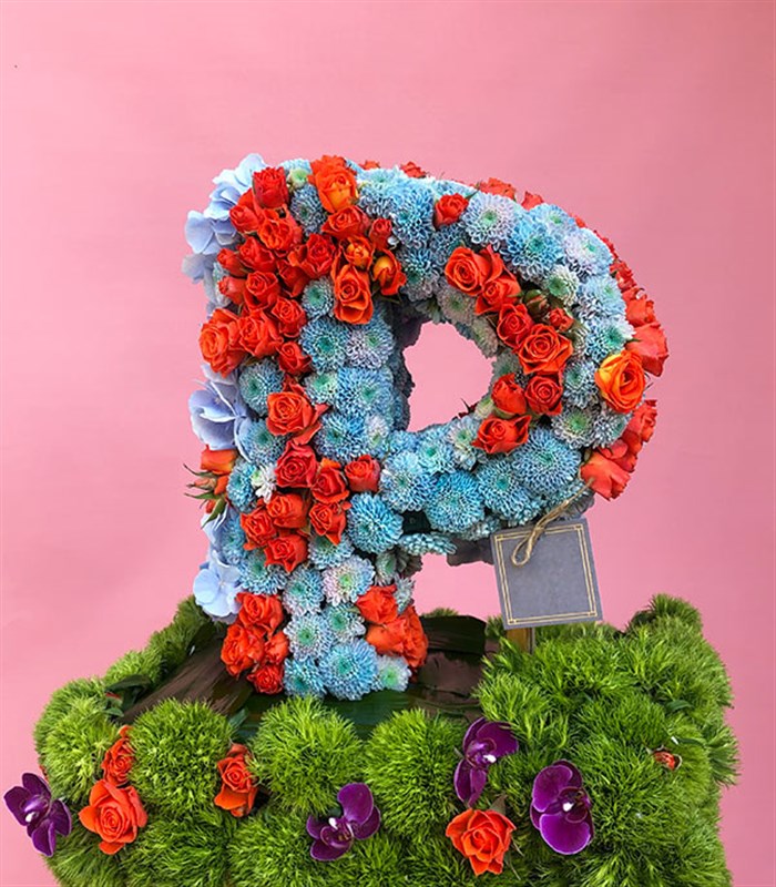 Turuncu Dekoratif Kişiye Özel Baş Harf Çiçek Aranjmanı