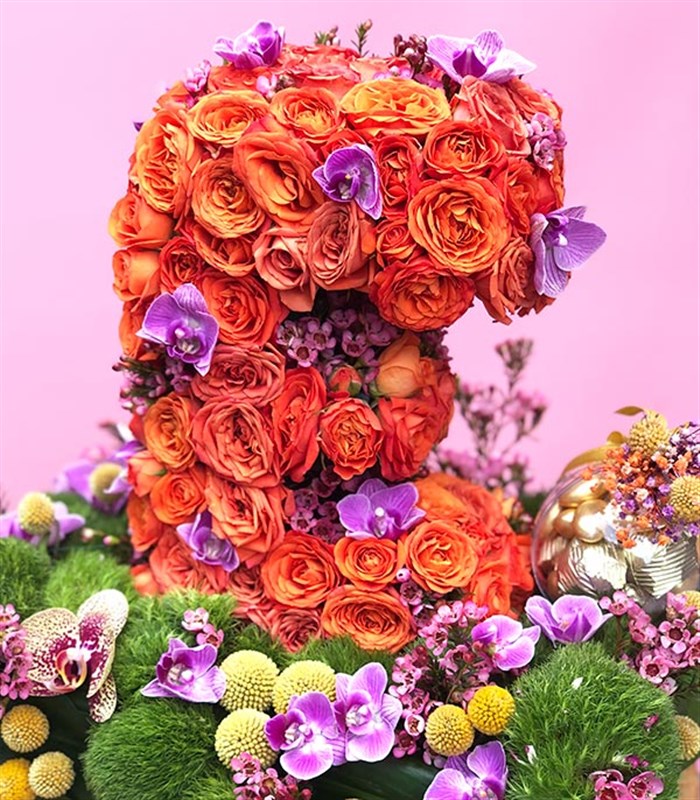 Turuncu Dekoratif Kişiye Özel Baş Harf Çiçek Aranjmanı