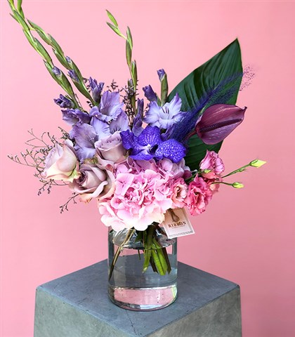 Pink Purple Arrangement in Glass Vase_General View