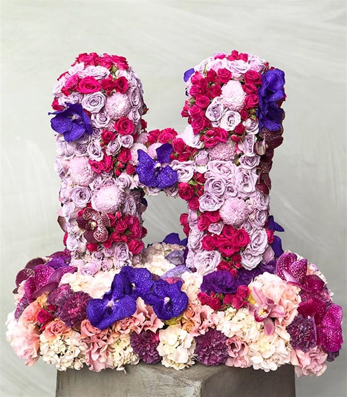 Pembe Dekoratif Kişiye Özel Baş Harf Çiçek Aranjmanı