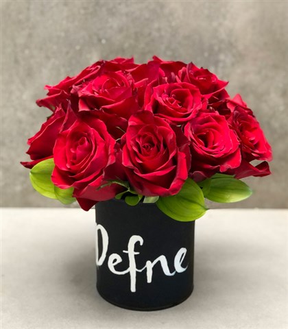 Red Roses in Black Vase_general view