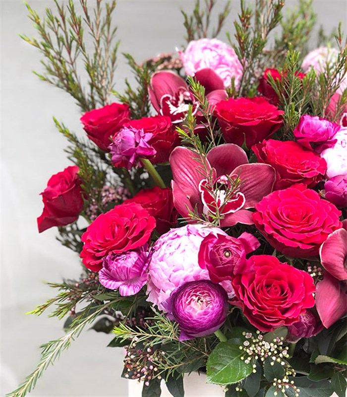 Grand Krem Kutuda Pembe Şakayık Kırmızı Güller