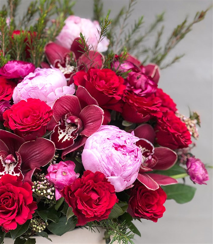 Grand Krem Kutuda Pembe Şakayık Kırmızı Güller